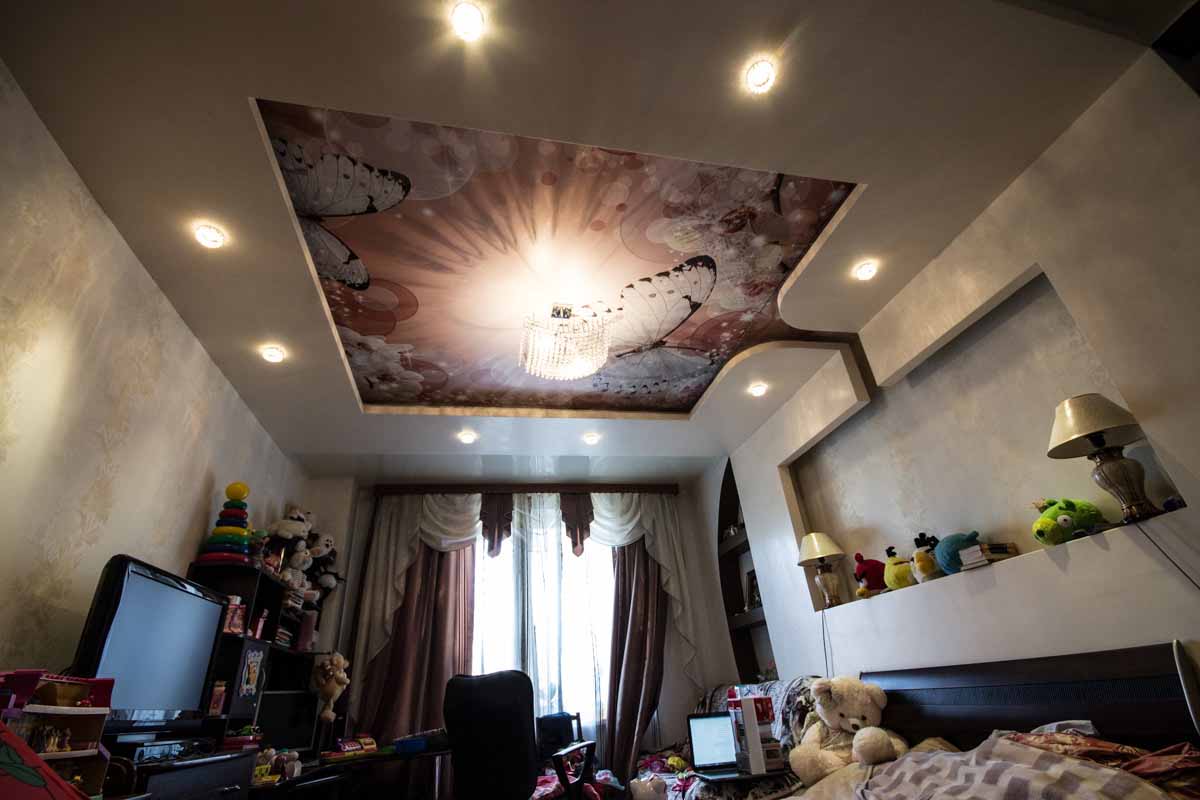 Натяжной потолок с фотопечатью в спальне Натяжной потолок с фотопечатью в спальне