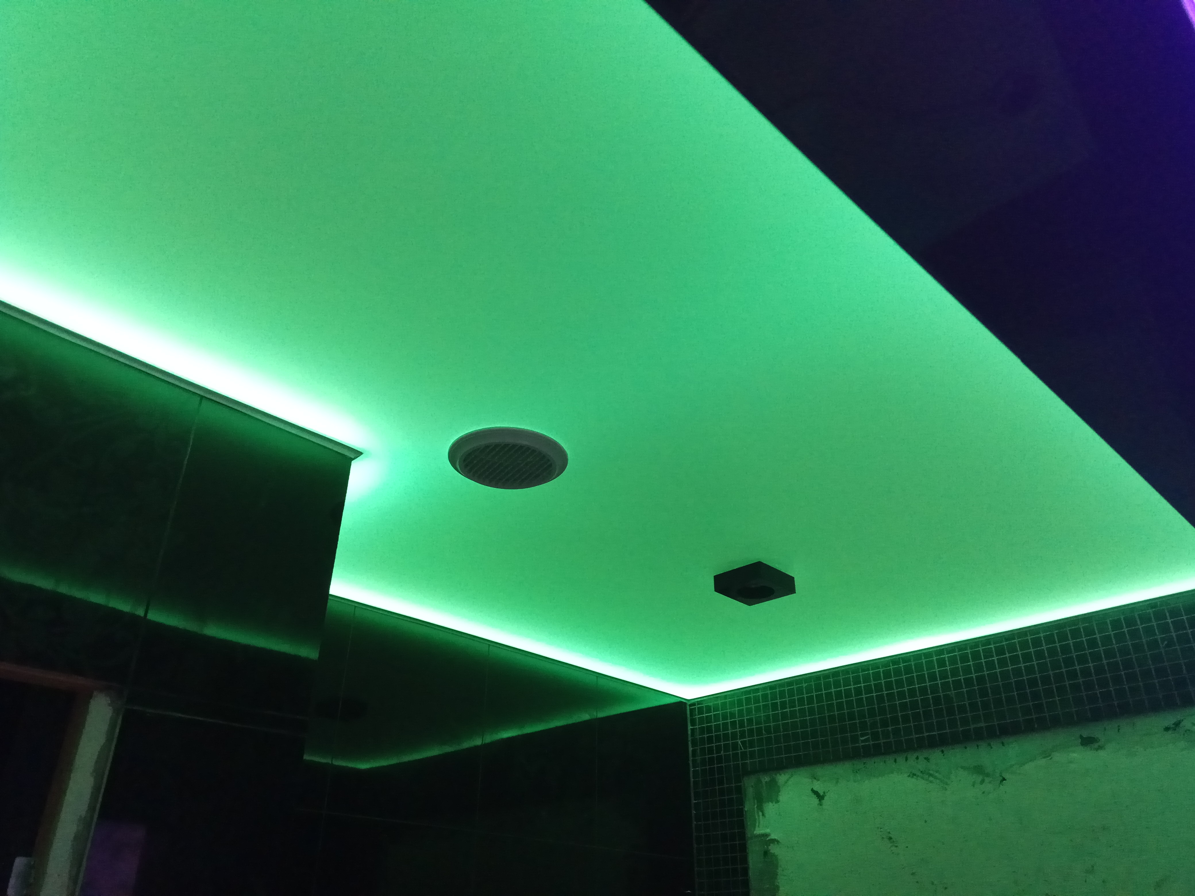 Натяжной потолок светодиоды. Натяжные потолки с подсветкой. Светодиодная подсветка потолка. Натяжной потолок с диодной подсветкой. Натяжной потолок с подсветкой внутри.